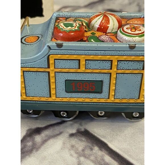 Keepsake ornaments collectors series yuletide central  1995 - Picture 4 of 7